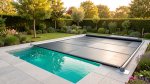 Poolabdeckung: Folie, Rolldeck, Isolierung und Sicherheit